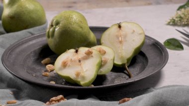 Metal plaka ile masada lezzetli olgun armut.
