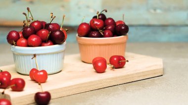 Mutfak tezgah üzerinde seramik kase kırmızı Olgun Kiraz. Dönen slayt.