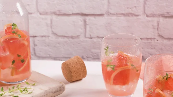 Hälsosam Sommardrink Grapefrukt Lemonad Med Timjan Glas Med Träyta — Stockfoto
