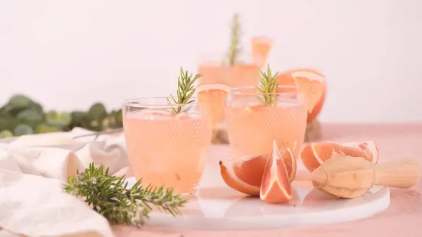 Grapefruktjuice Med Rosmarin Glass Bordet Forfriskende Sommercocktail – stockfoto