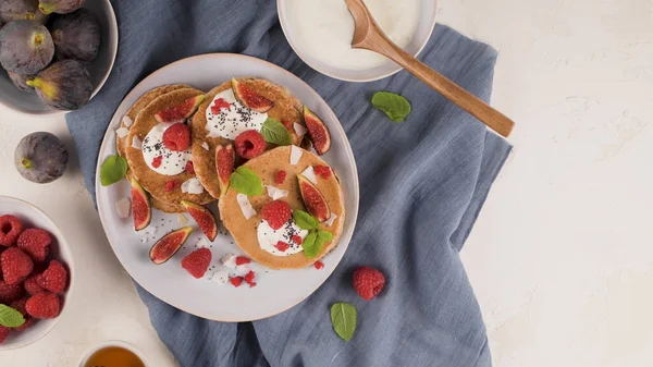 健康的夏季早餐 自制的经典美国煎饼 新鲜浆果 酸奶和蜂蜜 晨光石背景 — 图库照片