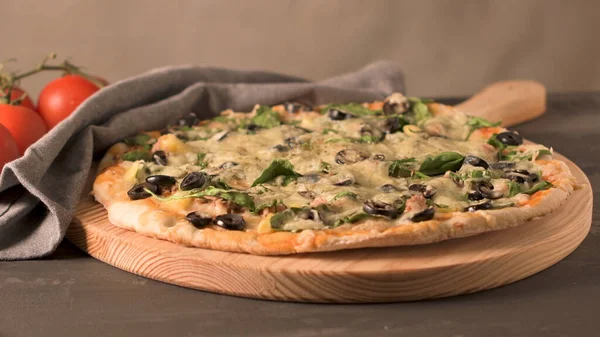 Talyan Pizza Tahta Masaya Servis Yakın Çekim — Stok fotoğraf