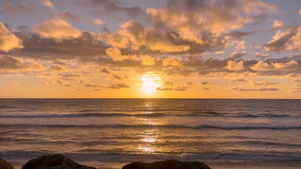 Silhouettes Surf Dans Océan Atlantique Depuis Plage Furadouro Coucher Soleil — Photo