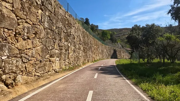 ビューのポイントは ポルトガルのセヴァード ヴォーガで自転車に乗るのショット 自転車道と自然景観の広い景色を眺めることができます — ストック写真