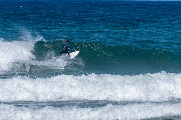 Волны Серфинга Пляже Фуруру Португалии Люди Ловят Волны Океане Серфинг — стоковое фото