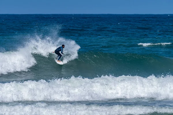 Szörfözés Hullámok Furadouro Beach Portugália Emberek Hullámokat Fognak Óceánban Szörfözés — Stock Fotó