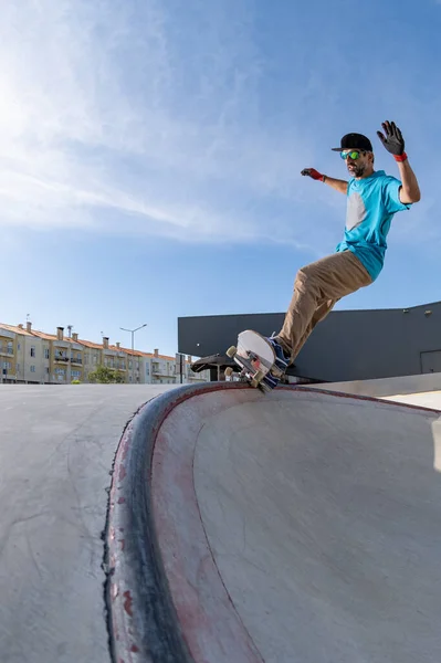 Skateboarder Haciendo Truco Molienda Frontal Cinco Skatepark Concreto — Foto de Stock