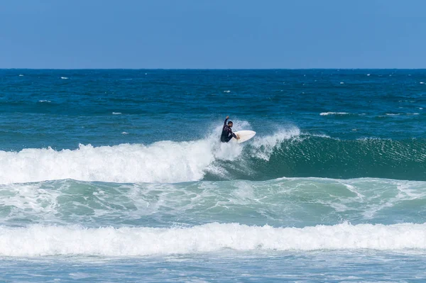 Surfista Montando Olas Furadouro Beach Portugal Hombres Atrapando Olas Océano —  Fotos de Stock