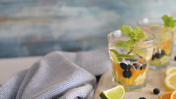 Sommerfriske Cocktailer Sitrusholdig Vann Limonade Eller Mojitos Med Limesitron Oransje – stockfoto