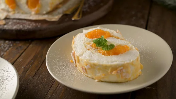 配上奶油和橘子的蛋白卷饼 土豆泥 夏季甜点 用陶瓷盘供应 — 图库照片