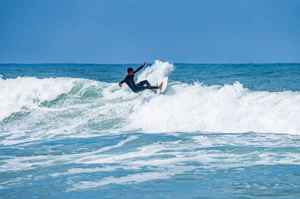 葡萄牙弗拉杜罗海滩的冲浪浪人 人们在大海里捕捉海浪 冲浪水上运动 人们在暑假期间参加水上运动和海滩游泳活动 — 图库照片