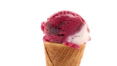 Dondurma külahı beyaz arka plan üzerinde izole kırmızı meyve kepçe ile.