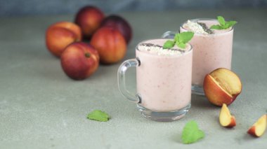 Çilek ve şeftali smoothie beton tezgah üzerinde kavanozların içinde. Protein kokteyl. Sağlıklı içecek. Taze ev yapımı güler yüzlü. Sağlıklı kahvaltı güler yüzlü.