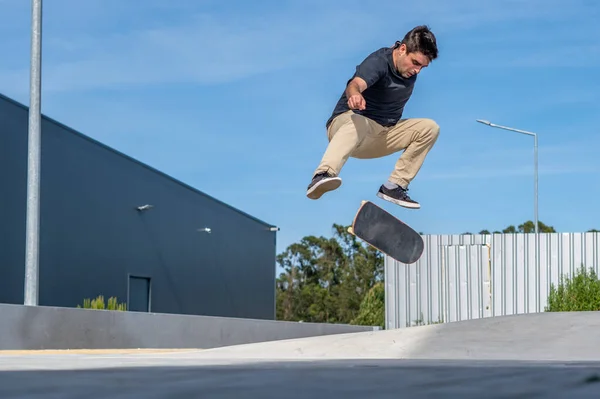 Skateboarder Doet Een Flip Trick Een Stedelijke Scene — Stockfoto
