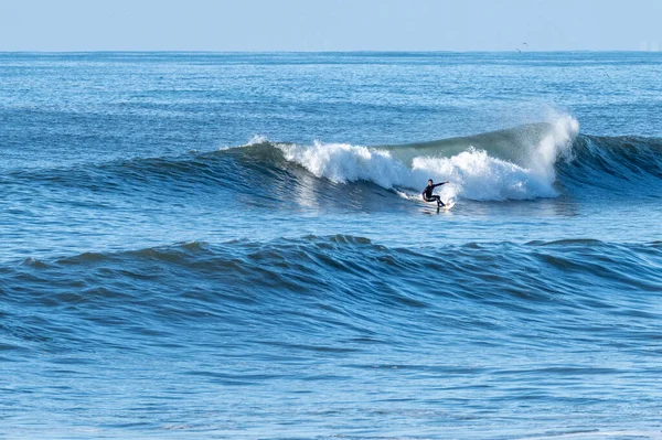 Hombre Surfeando Olas Del Océano Atlántico Furadouro Beach Ovar Aveiro — Foto de Stock