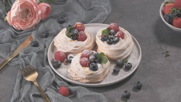 Pasteles Pequeños Pavlova Con Frambuesas Frescas Arándanos — Foto de Stock
