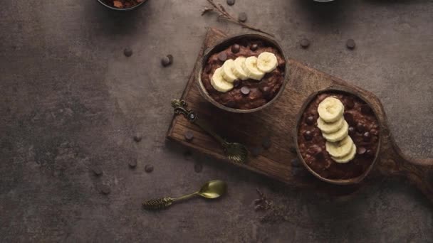 Kokosové Misky Ovesnou Kaší Banánem Kulatými Kousky Čokolády — Stock video