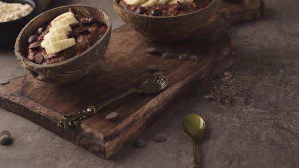 Kokoskommen Met Havermout Met Banaan Ronde Chocoladechips — Stockvideo