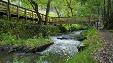 Portekiz 'in Ovar belediyesindeki Ara ve Maceda kiliselerini bölen Estanislau çeşme parkı ve Lourido nehrinin çevresini çevreleyen manzara.