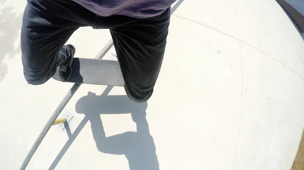 Pov Людина Їзда Скейтборд Skatepark — стокове фото