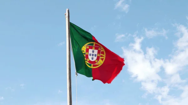 Португальский Флаг Размахивающий Ветру Против Ясного Неба — стоковое фото