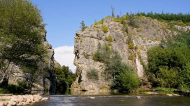 Cabril do Rio Ceira Gorge 'daki nehir akıntısı - Portekiz.