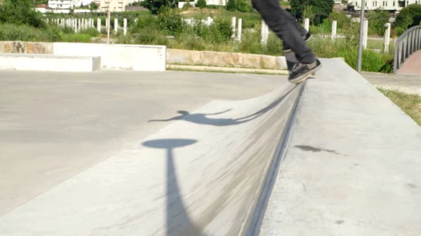 Skateboarder Executando Truque Moagem Parque Skate — Fotografia de Stock
