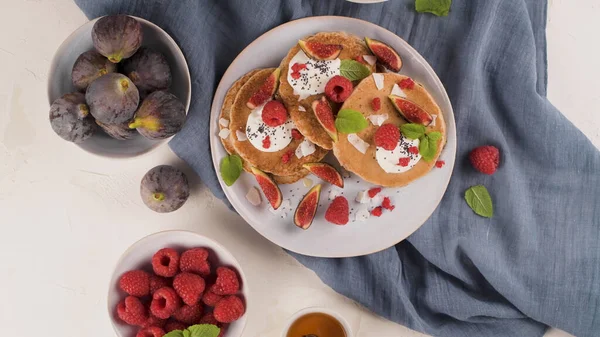 Frisk Sommerfrokost Hjemmelagde Klassiske Amerikanske Pannekaker Med Frisk Bær Yoghurt – stockfoto