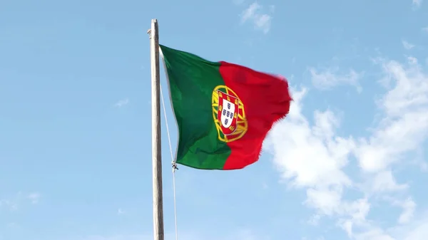 Португальский Флаг Размахивающий Ветру Против Ясного Неба — стоковое фото