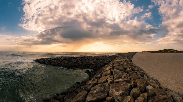 Pohled Nábřeží Jižně Pláže Furadouro Ovaru Bouřlivého Dne Při Západu — Stock fotografie