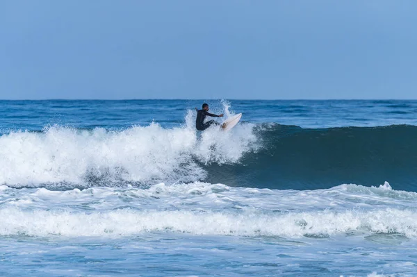 Surfer Golven Furadouro Beach Portugal Mannen Die Golven Vangen Oceaan — Stockfoto