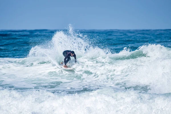 Surfista Montando Olas Furadouro Beach Portugal Hombres Atrapando Olas Océano — Foto de Stock
