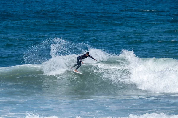 Portekiz Furadouro Sahili Nde Sörf Yapan Bir Sörfçü Okyanusta Dalgaları — Stok fotoğraf