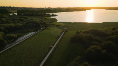 Agueda, Aveiro, Portekiz 'de gün batımında Pateira de Espinhel' in hava manzarası.
