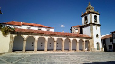 Arcade ve Saat Kulesi, Sao Joao de Pesqueira, Douro Valley, Portekiz.