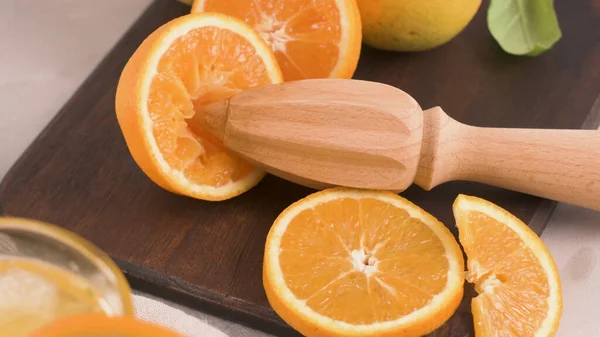Färsk Ekologisk Apelsinjuice Hemmagjord Citrus Apelsin Juice Glasen Bordet — Stockfoto