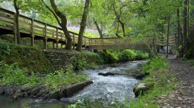 Portekiz 'in Ovar belediyesindeki Ara ve Maceda kiliselerini bölen Estanislau çeşme parkı ve Lourido nehrinin çevresini çevreleyen manzara.