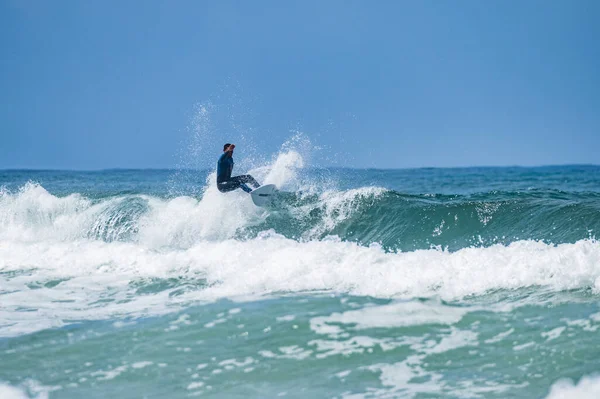 Joven Surfista Atlético Monta Ola Furadouro Beach Ovar Portugal —  Fotos de Stock