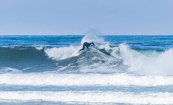 Surfista Atlético Jovem Monta Onda Praia Furadouro Ovar Portugal — Fotografia de Stock
