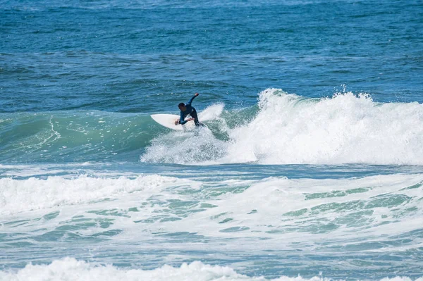 Giovane Surfista Atletico Cavalca Onda Furadouro Beach Ovar Portogallo — Foto Stock