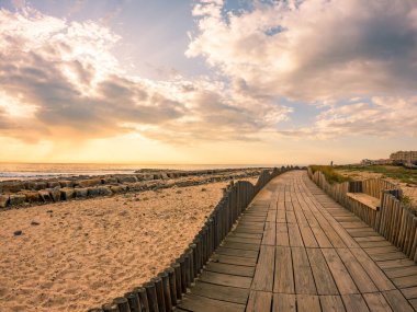 Fırtınalı bir günde gün batımında Ovar 'daki Furadouro plajının güneyindeki geçitten manzara.