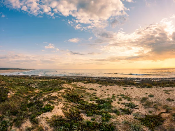 日落时分 从奥瓦尔Furadouro海滩以南的人行道上眺望 — 图库照片