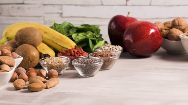 Superfoods ile kopya alanı gri bir arka plan üzerinde. Fındık, fasulye, yeşil ve tohumlar. Sağlıklı vegan gıda.