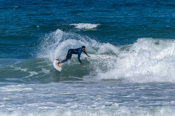 Surfista Montando Olas Furadouro Beach Portugal Hombres Atrapando Olas Océano —  Fotos de Stock