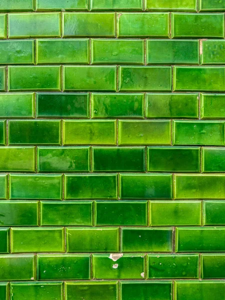 緑の長方形のセラミックタイルの壁の背景 — ストック写真