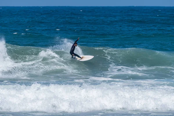 Surfez Sur Les Vagues Furadouro Beach Portugal Des Hommes Attrapent — Photo