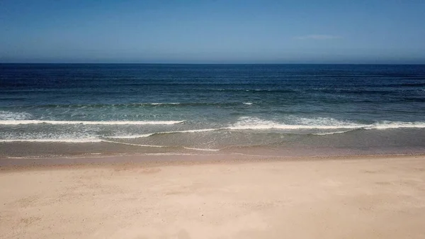 Вид Повітря Океанічні Хвилі Падають Пляж Кадри Безпілотника — стокове фото