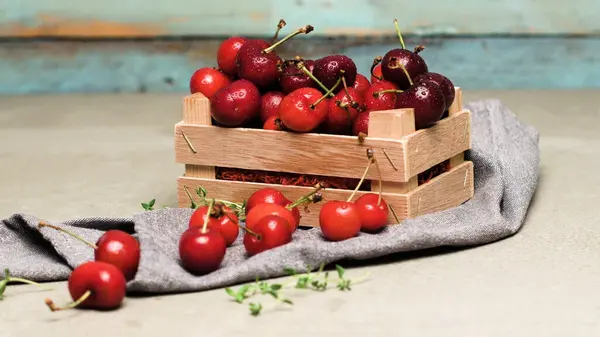 Rød Kirsebær Liten Trekasse Kjøkkenbenken Roterende Rutsjebane – stockfoto