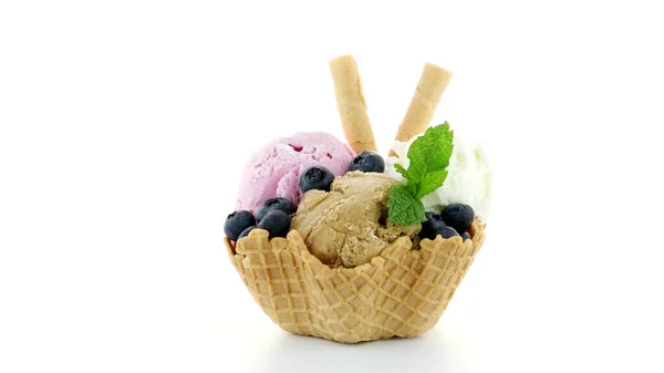 Мороженое Вафельной Миске Белом Фоне — стоковое фото