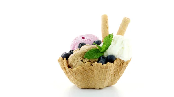 白い背景の上のウェーハボウルにアイスクリームスクープ — ストック写真